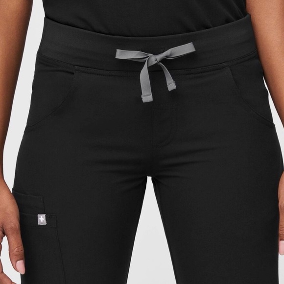 FIGS Black Kade Cargo Scrub Pants Size Extra Small Petite - Picture 2 of 14